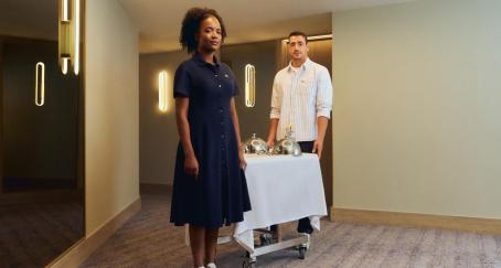 Personal de hotel con uniforme de Lacoste