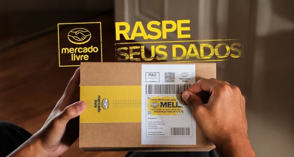 Una mano borrando datos de un paquete con una moneda