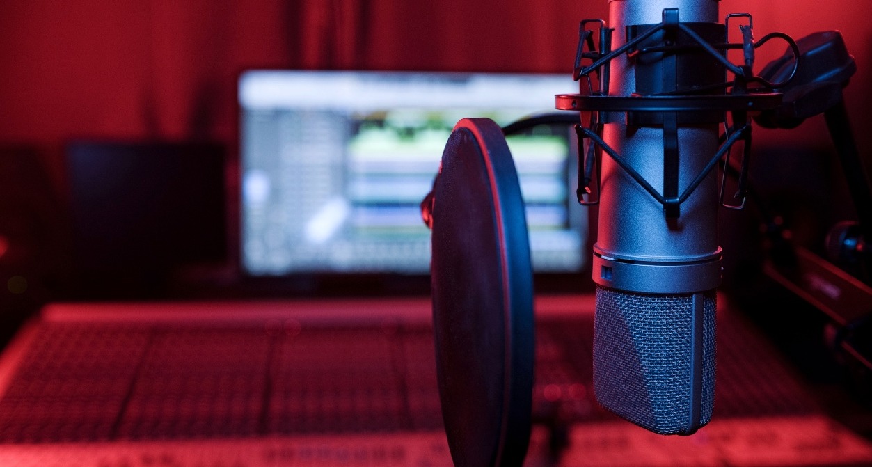 Un micrófono en un estudio de grabación de voz