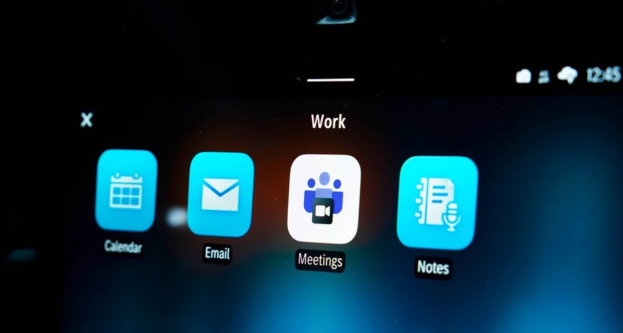 Mercedes-Benz quiere convertir el coche en una oficina integrando Microsoft Teams durante la conducción la interfaz de microsoft en una pantalla del coche