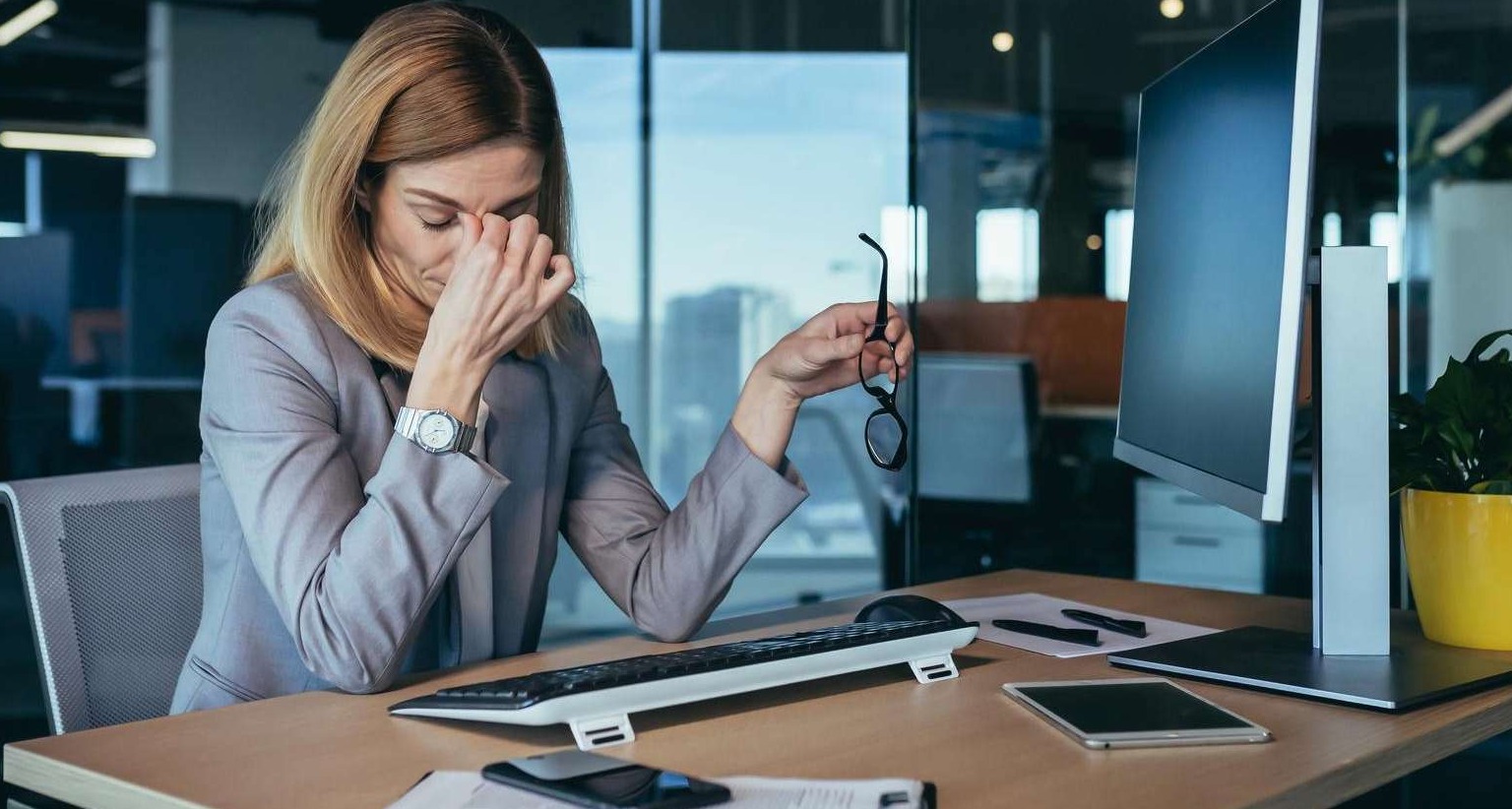 El “FOBO”, o miedo a la obsolescencia, crece entre los profesionales en los dos últimos años a causa de la IA Mujer cansada trabajando en la oficina