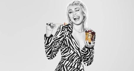 Miley Cyrus protagoniza la nueva campaña de Magnum para enseñar que “el placer tiene más de una capa” miley-cyrus-magnum