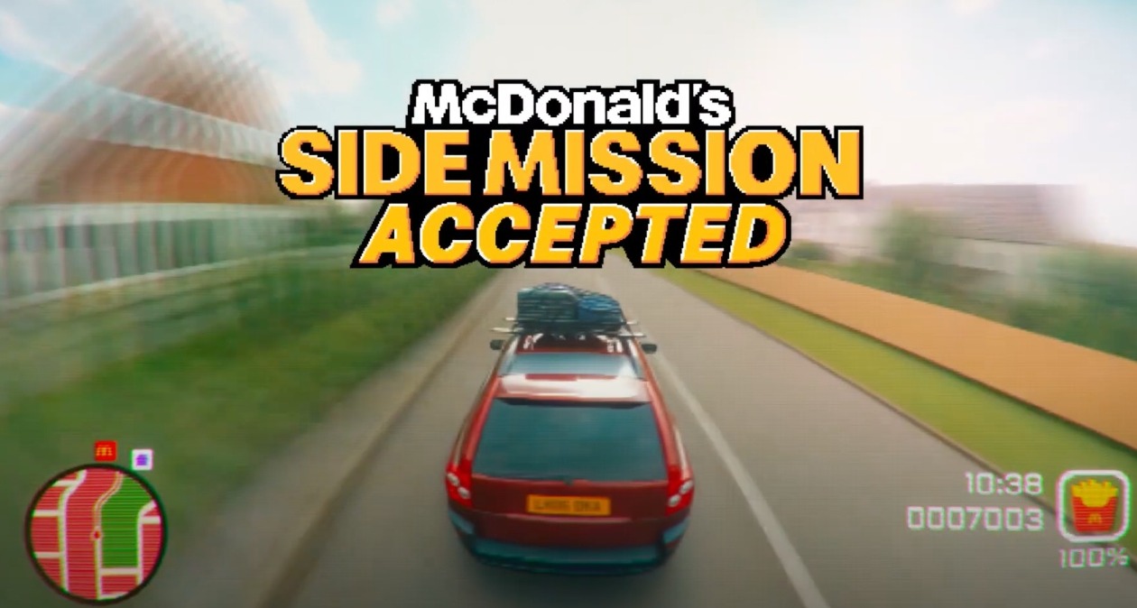 McDonald's se inspira en la lógica de los videojuegos para gamificar su experiencia de consumo un frame del anuncio en el que se aprecia la estética de videojuego junto a un coche en la carretera