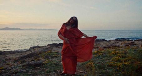 Angela Molina bailando al atardecer