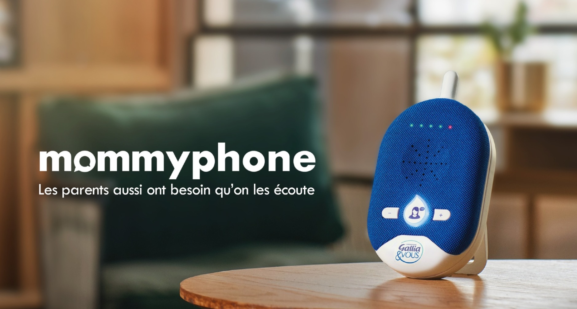 Vigilabebés de la iniciativa "Mommyphone" sobre una mesa