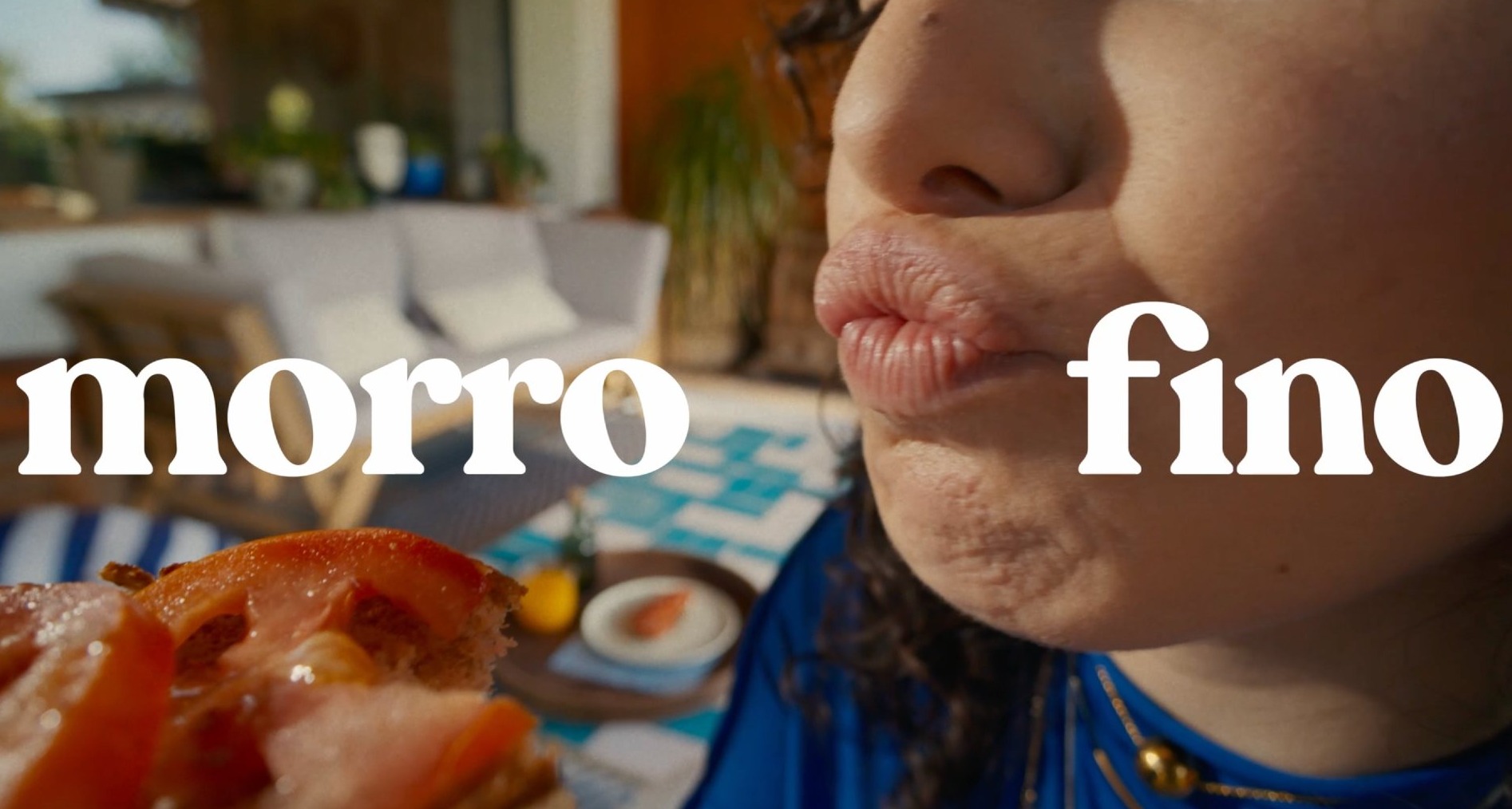 Primer plano de unos labios fruncidos