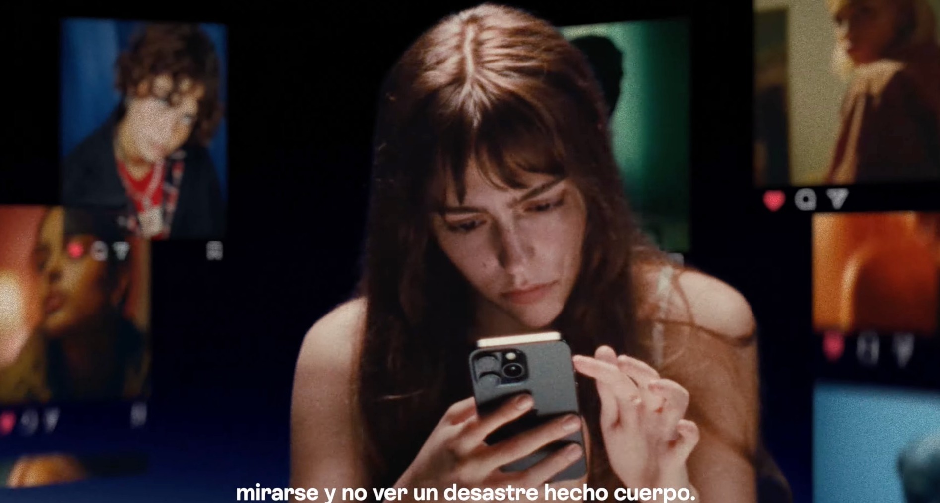 Chica mirando el teléfono móvil