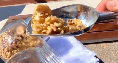 un cuenco con nueces peladas y al lado algunas en su cáscara