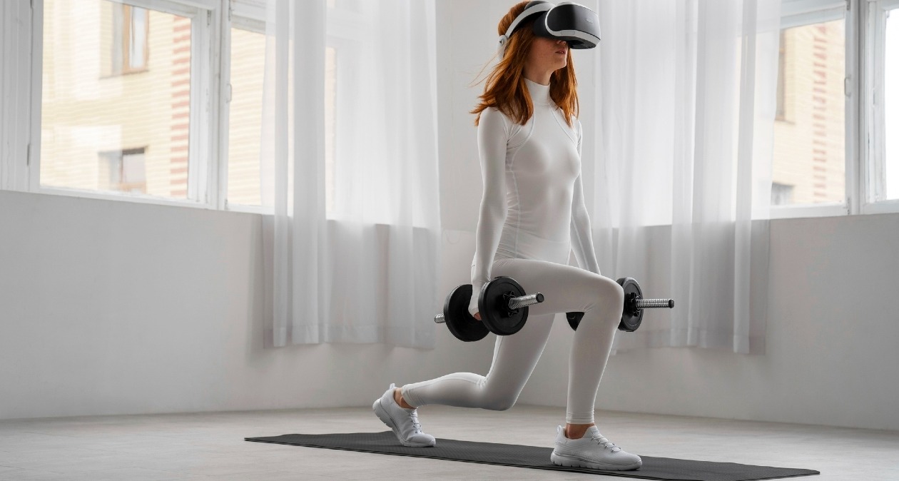 Una mujer haciendo deporte con unas gafas de realidad virtual