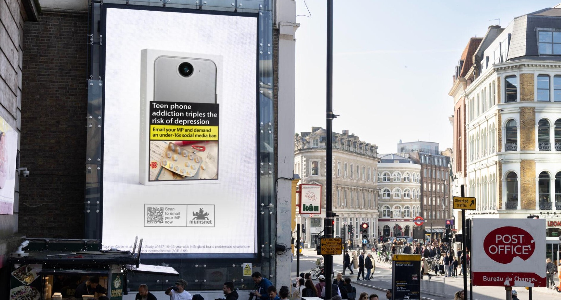 Valla publicitaria con advertencia sobre riesgos del teléfono móvil