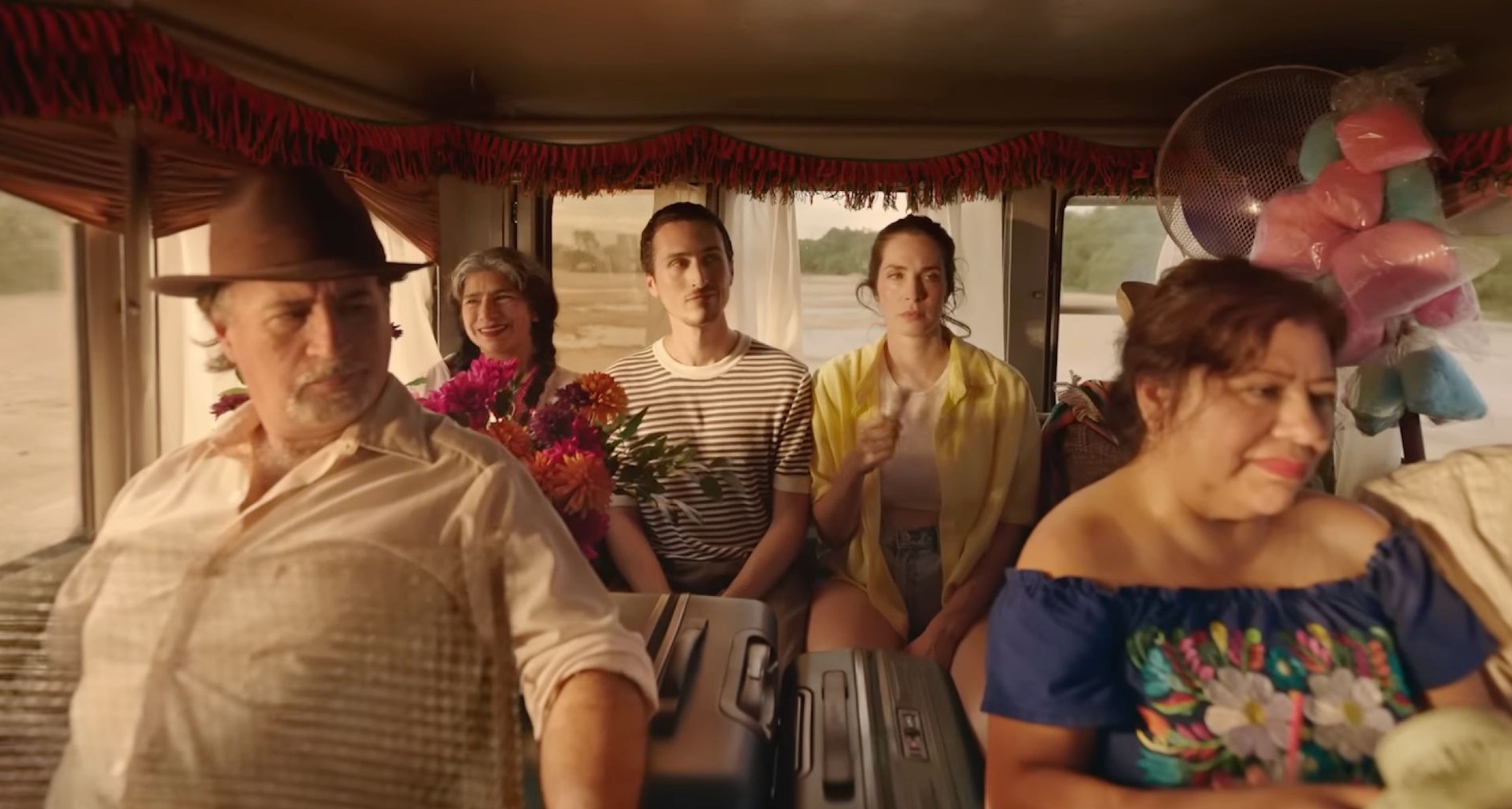 Un pareja en un autobús lleno de gente