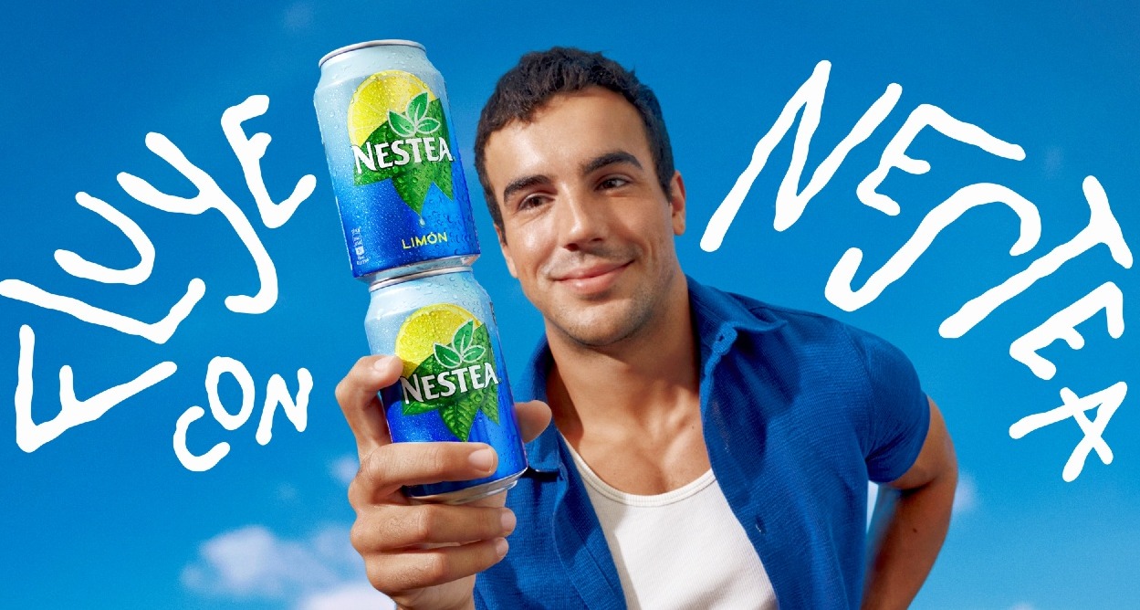 Oscar Casas con una lata de Nestea