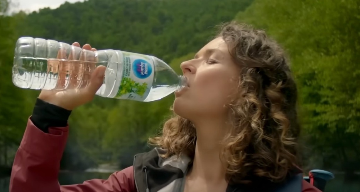 mujer bebiendo agua mineral de Nestle Aquarel