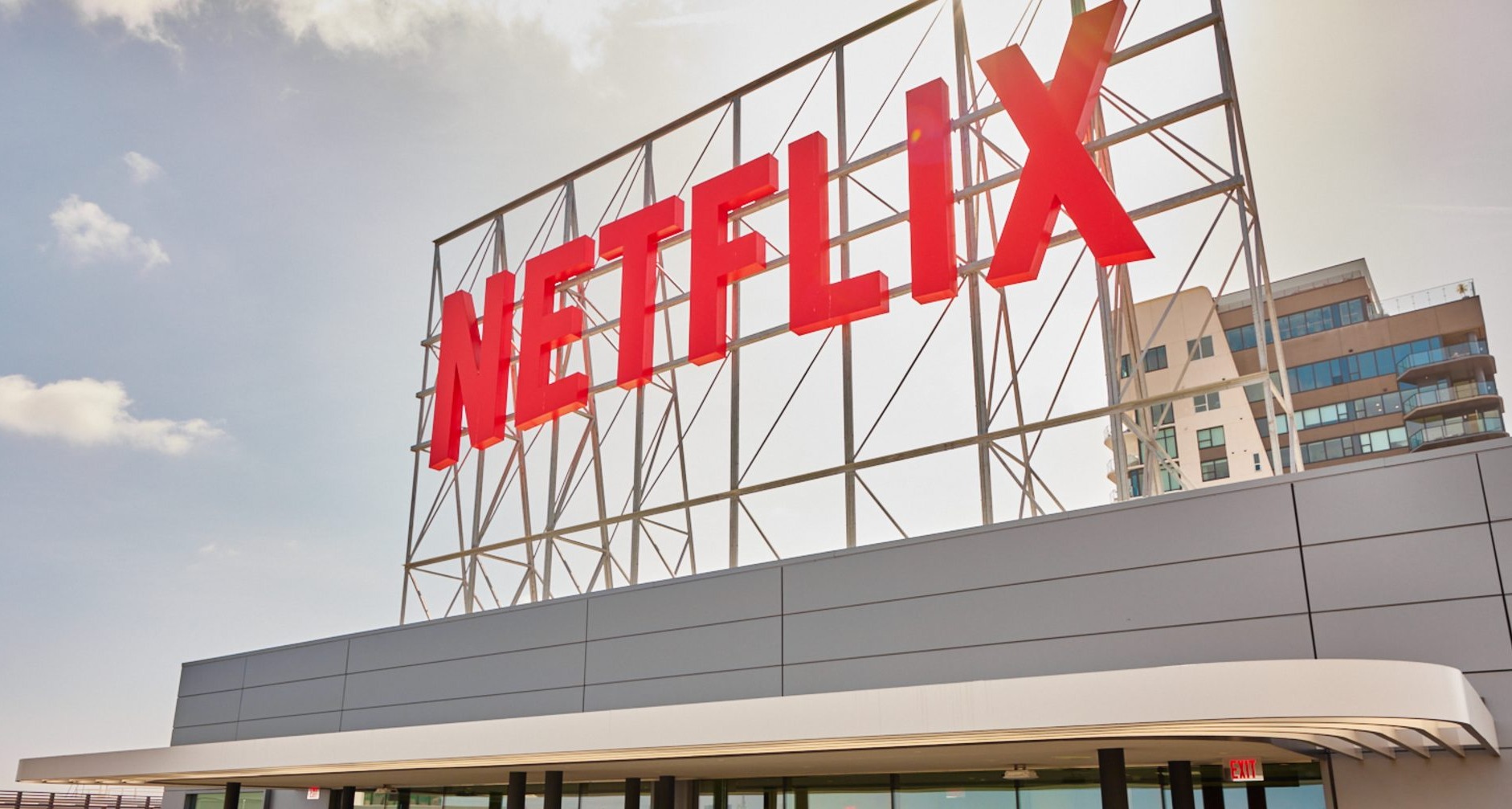 Cartel de Netflix sobre un edificio