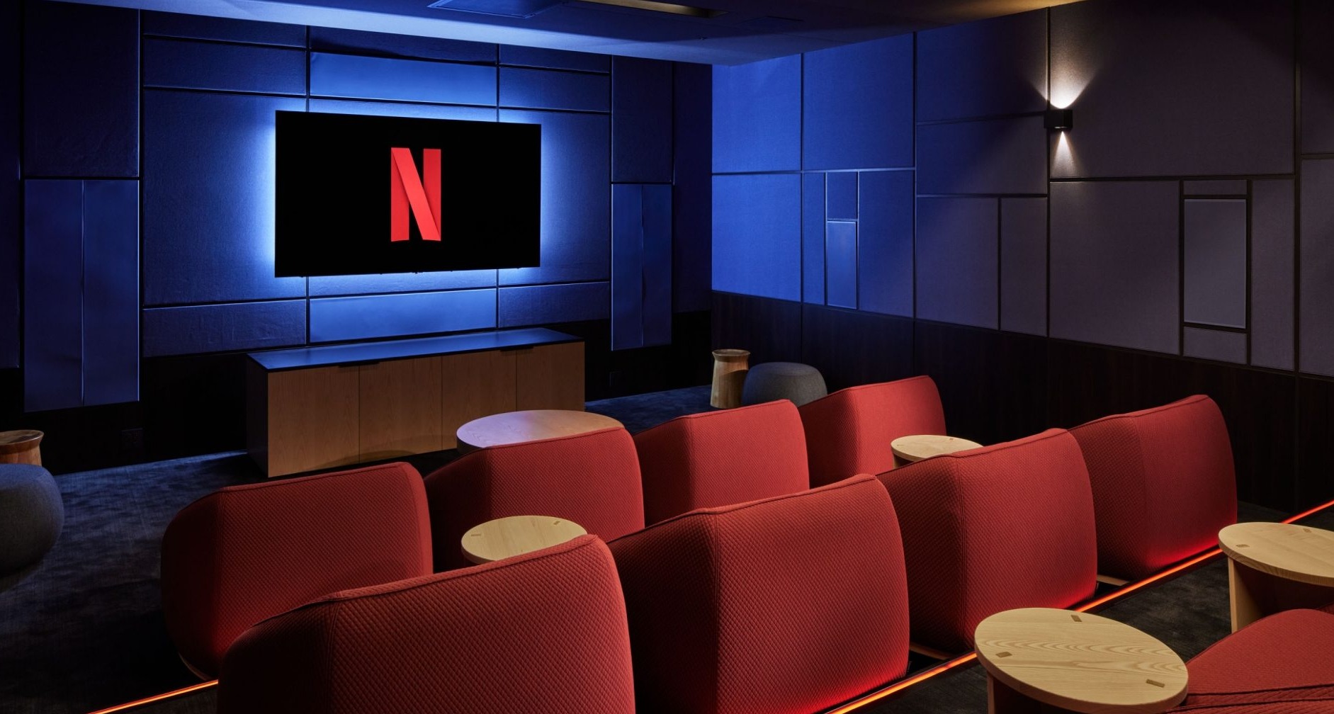 Sala de cine con el logotipo de Netflix en un televisor