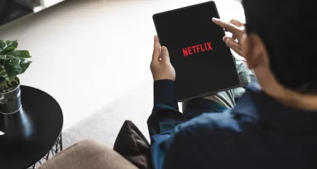 Netflix “no cumple” con los objetivos de audiencia y permite a los anunciantes recuperar su inversión publicitaria