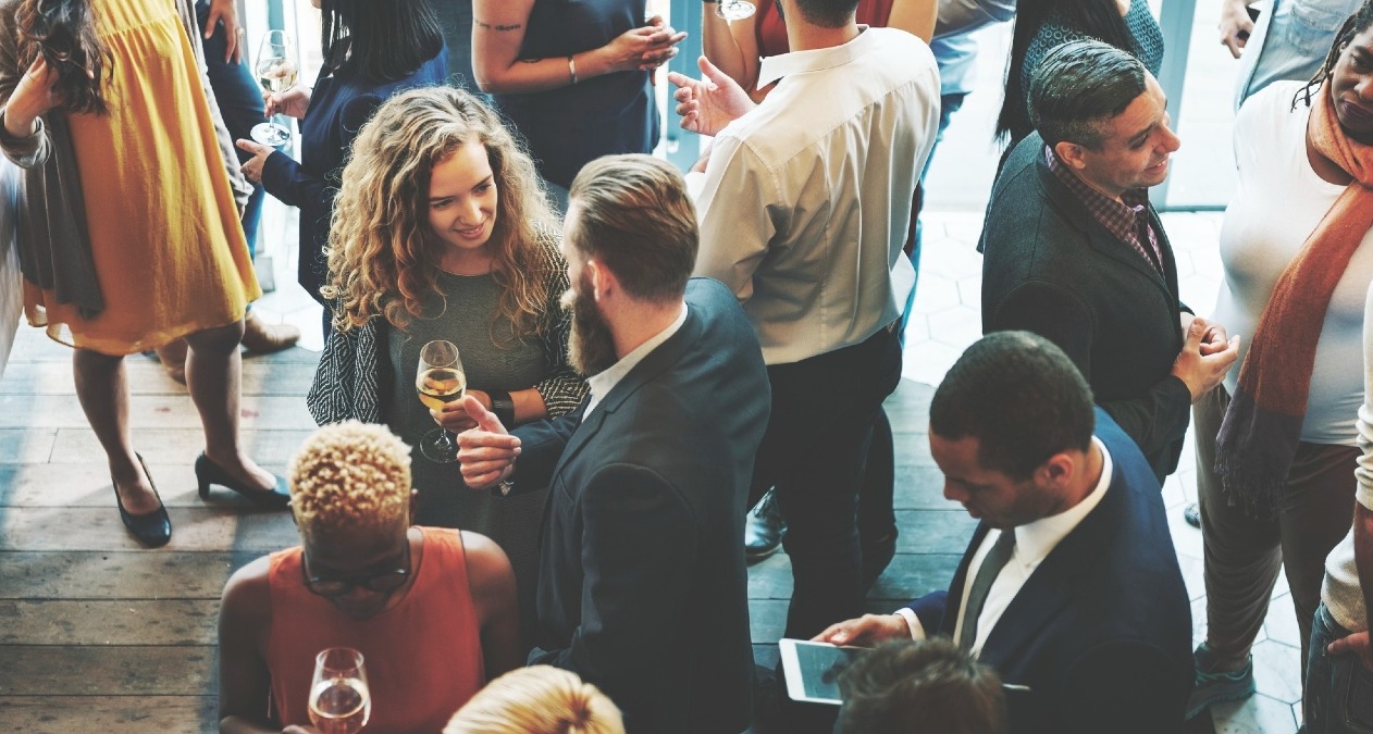 Personas haciendo networking en un evento de trabajo