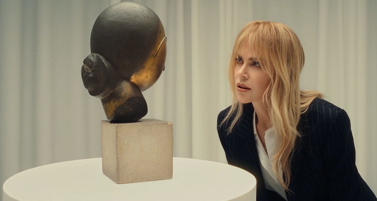 Nicole Kidman mirando la escultura