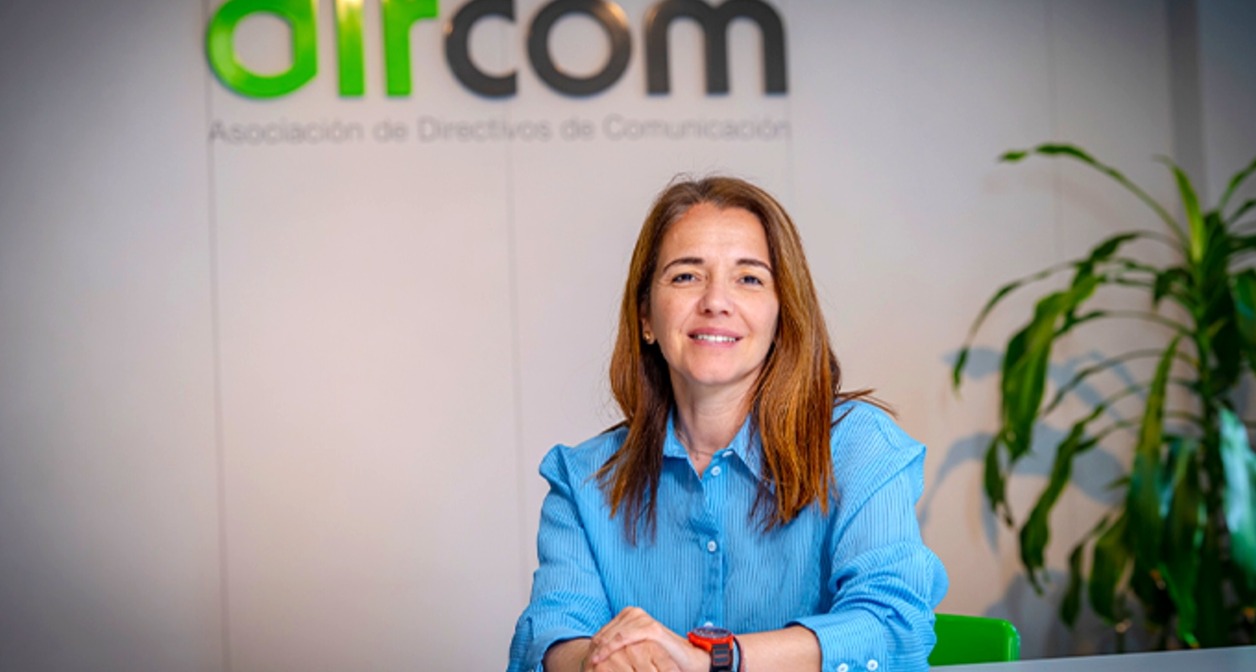 Retrato corporativo de Nieves Rey junto al logotipo de Dircom