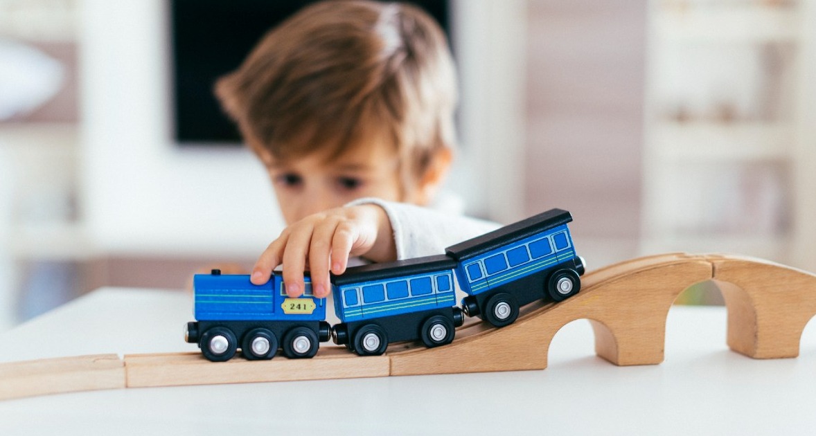Lalo o cómo darle una nueva vida a los juguetes viejos niño jugando con un trenecito