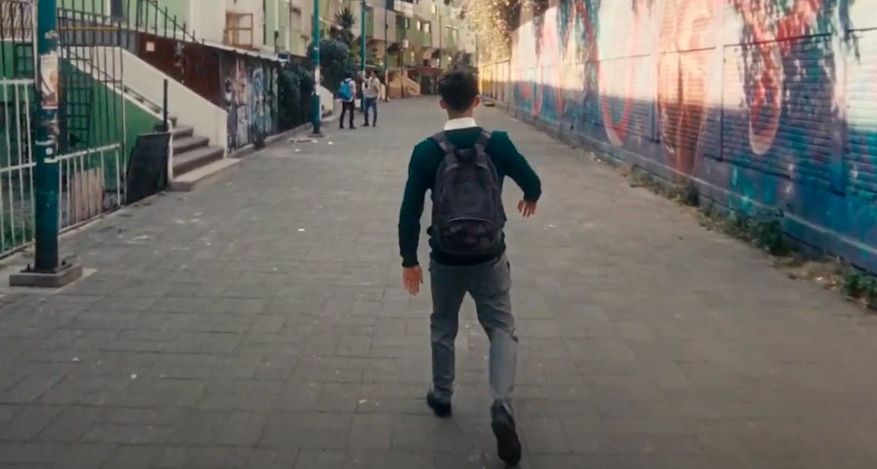 “This is not a game”: el corto de Movistar para alertar a los jóvenes sobre los peligros de Internet chico paseando por la calle como si fuera un personaje de videojuego