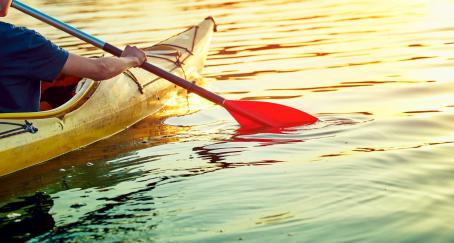 Hombre remando en una canoa