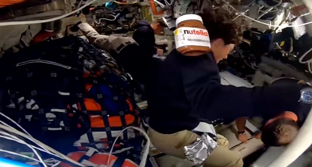 Un bote de Nutella flotando en la nave de la misión Artemis II