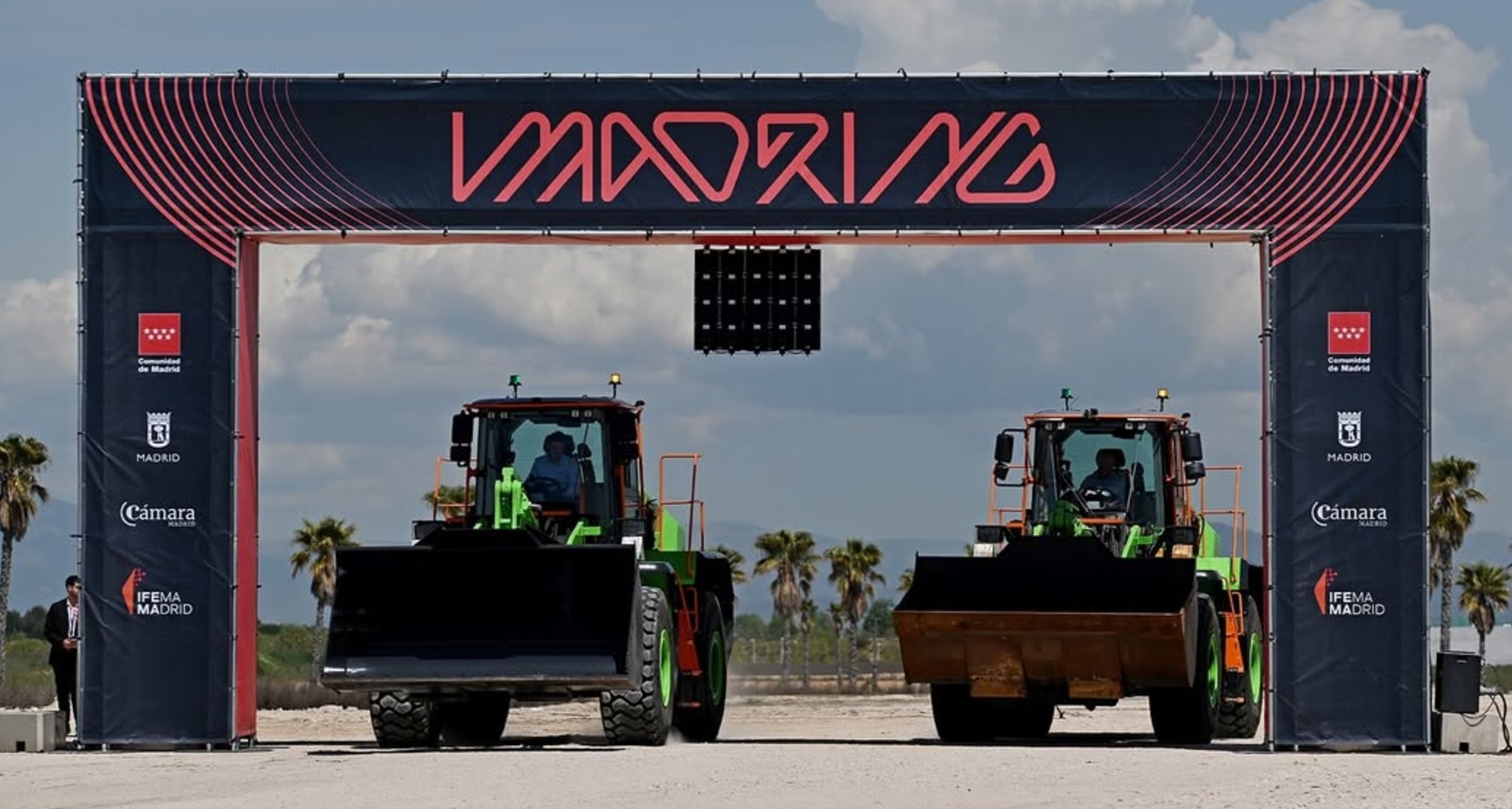 dos máquinas excavadoras bajo el arco de meta de madring