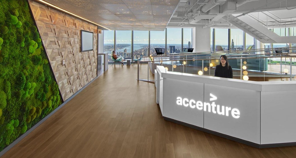 una pantalla con el logotipo de accenture en el metaverso