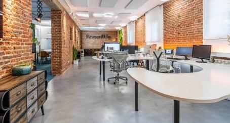 Polivalente, ergonómica y conectada: así es la oficina de Reason Why Oficinas de Reason Why