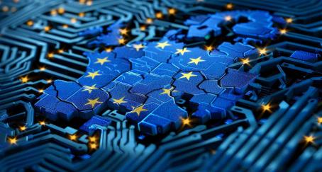 OpenEuroLLM, el proyecto con el que Europa quiere competir en el mercado de la inteligencia artificial Mapa de europa sobre un microchip