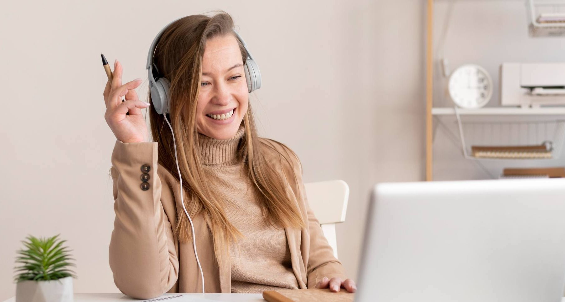 Chica teletrabajando