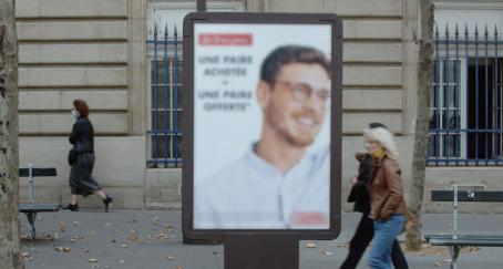 cartel-publicitario-de-una-óptica-borroso