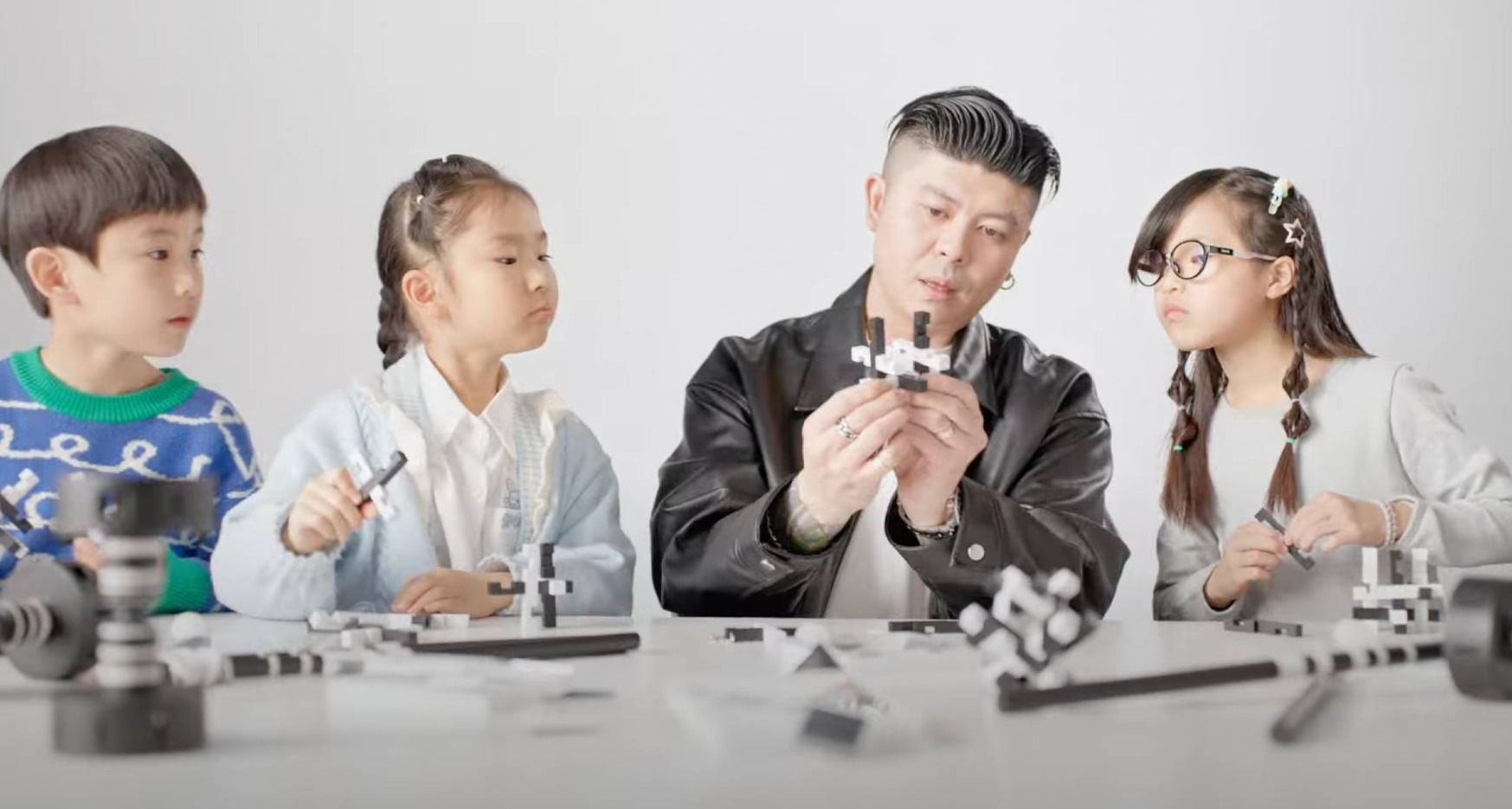 Niños chinos juega con juguetes tradicionales