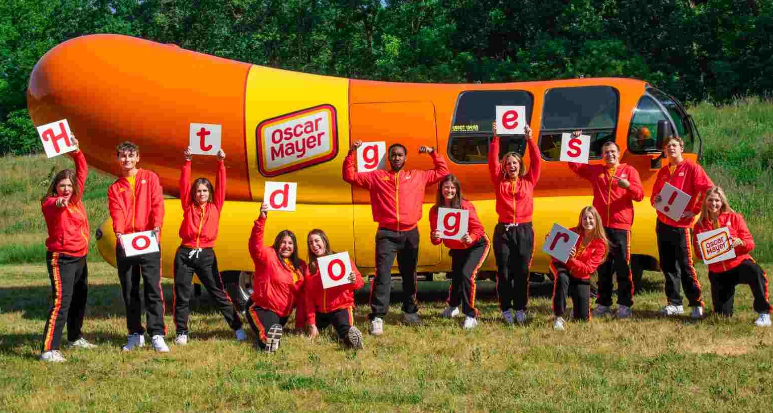 Embajadores de la marca Oscar Mayer junto al Wienermobile