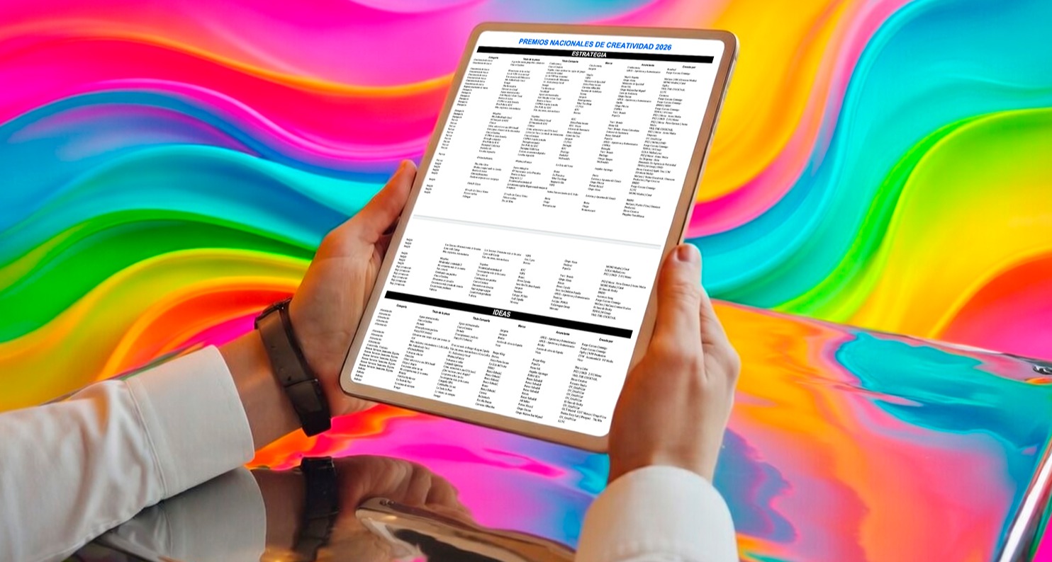 Una manos que sostienen un iPad con el palmarés