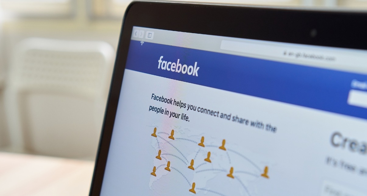 Una pantalla de ordenador con la interfaz de Facebook