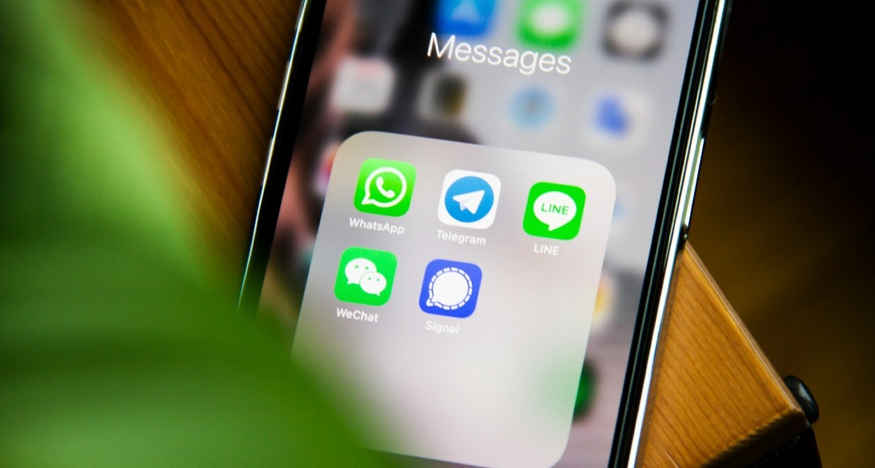 Una pantalla de teléfono con los iconos de aplicaciones de mensajería