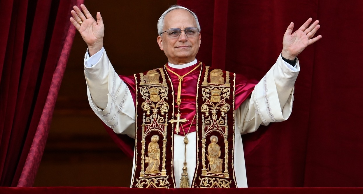 El Papa asomado a un balcón