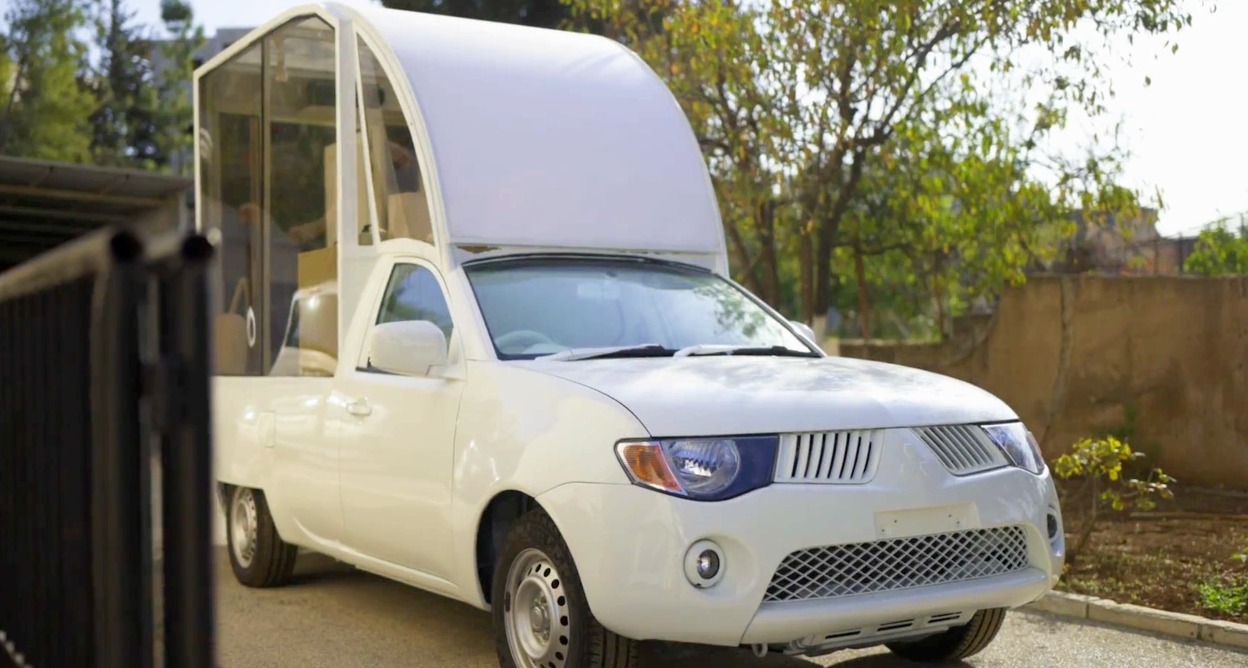 El Papamovil saliendo de un garaje