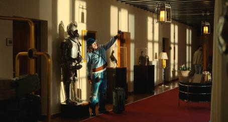 Un joven se hace un selfie con una armadura medieval