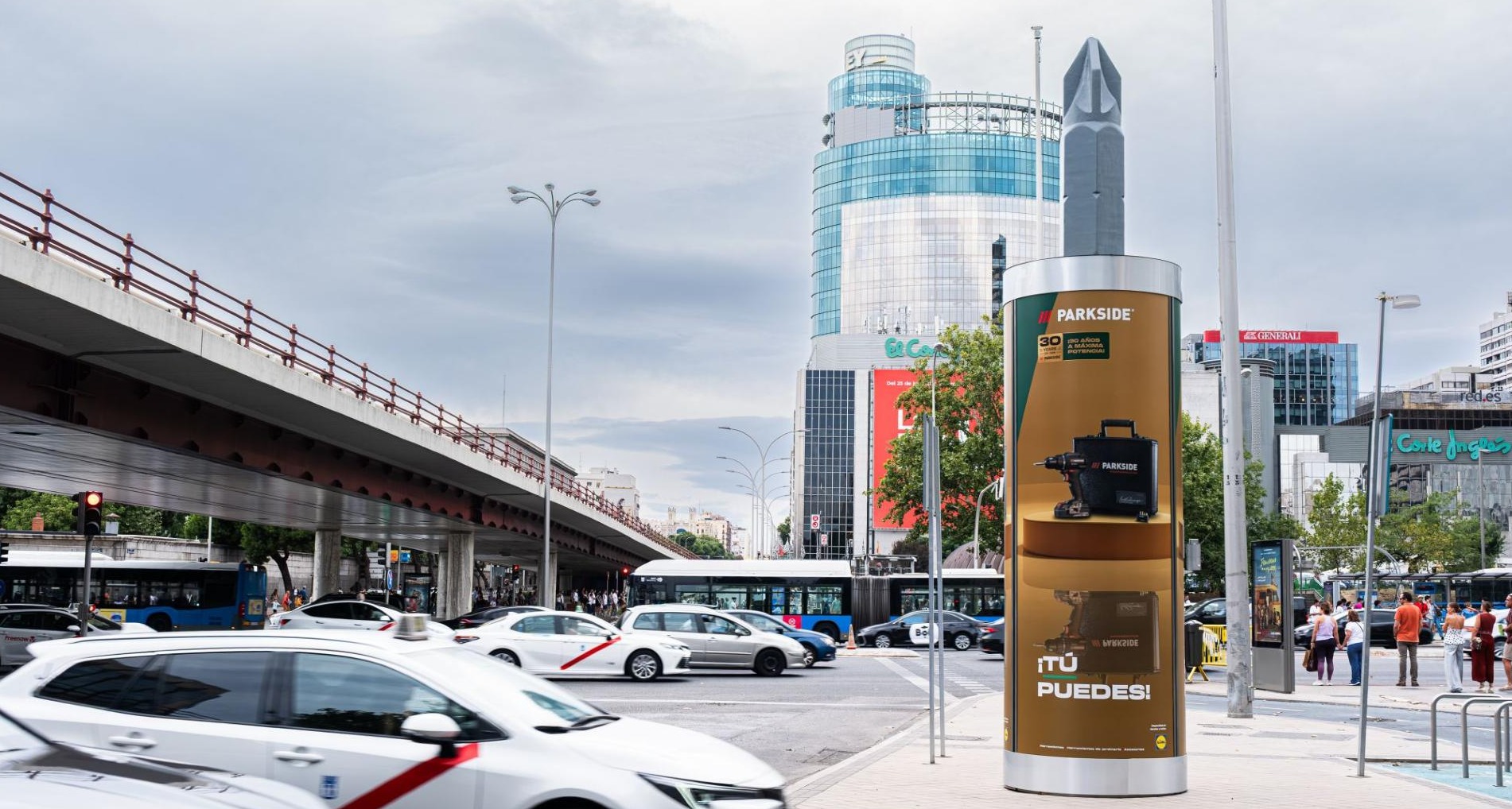 Columna publicitaria con forma de herramienta