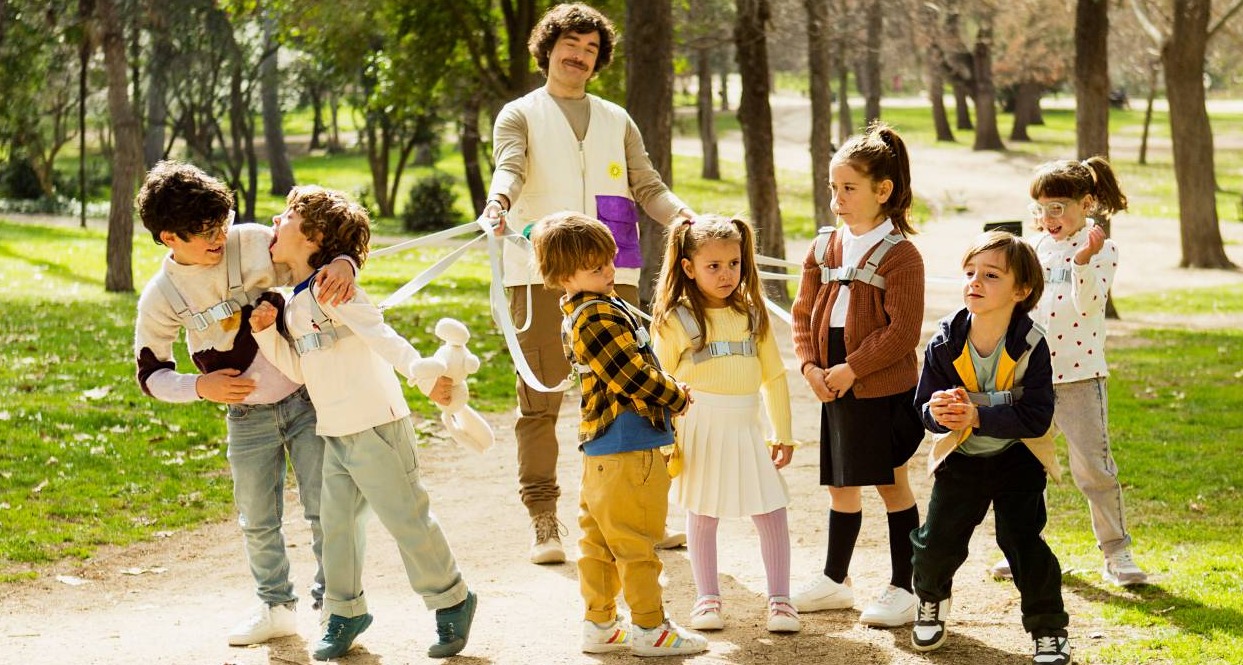 niños siendo paseados como si fueran perros