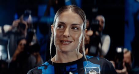 Pepsi recrea sus anuncios icónicos de fútbol y conecta generaciones en la campaña "Refresca el Juego" Alexia Putellas en un anuncio de Pepsi