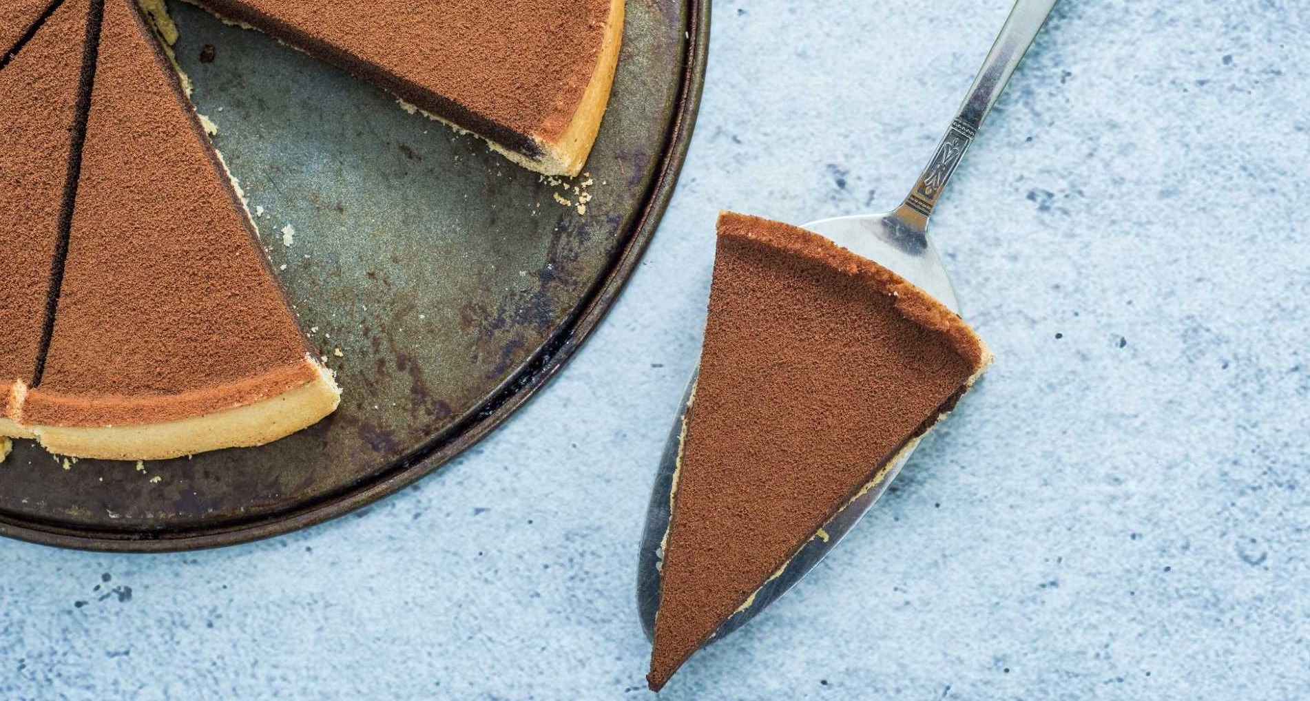 Porción de tarta sobre fondo azul