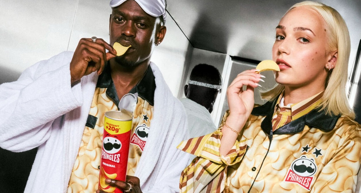 Un chico y una chica comiendo Pringles con los pijamas de la marca