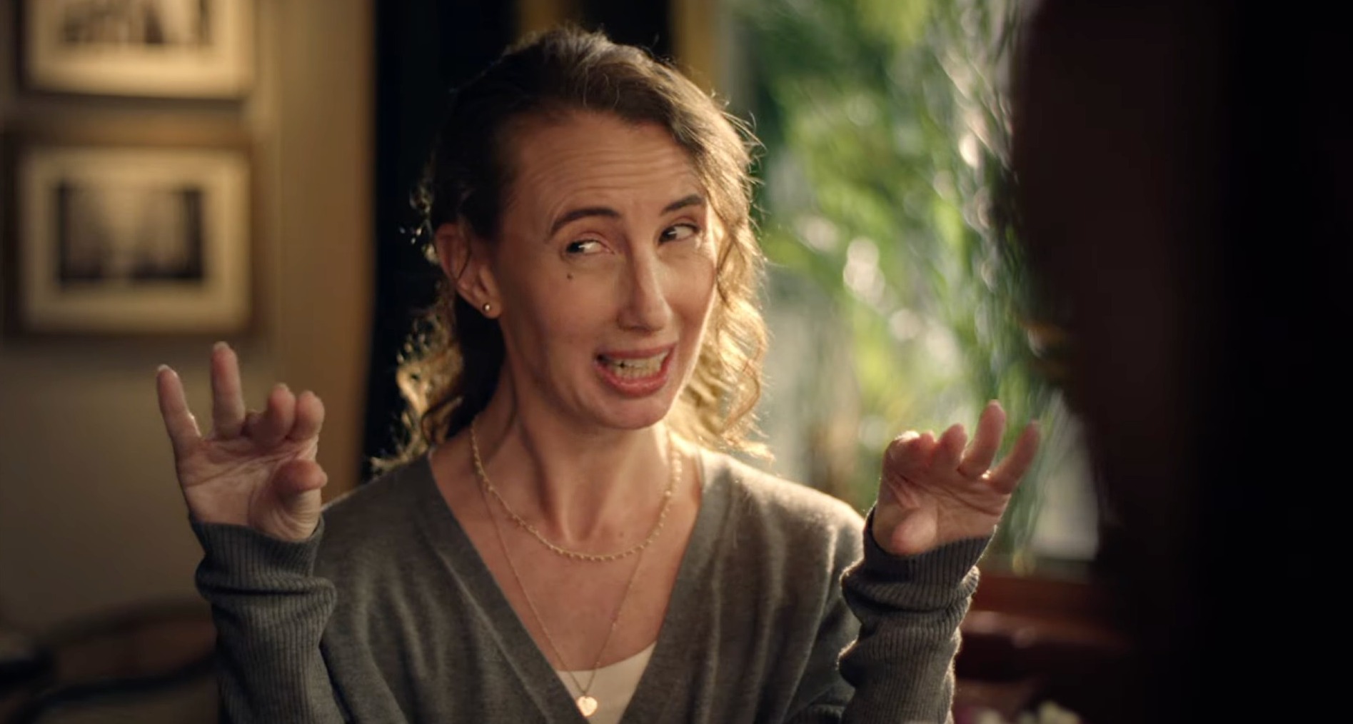 Una mujer gesticula mientras habla