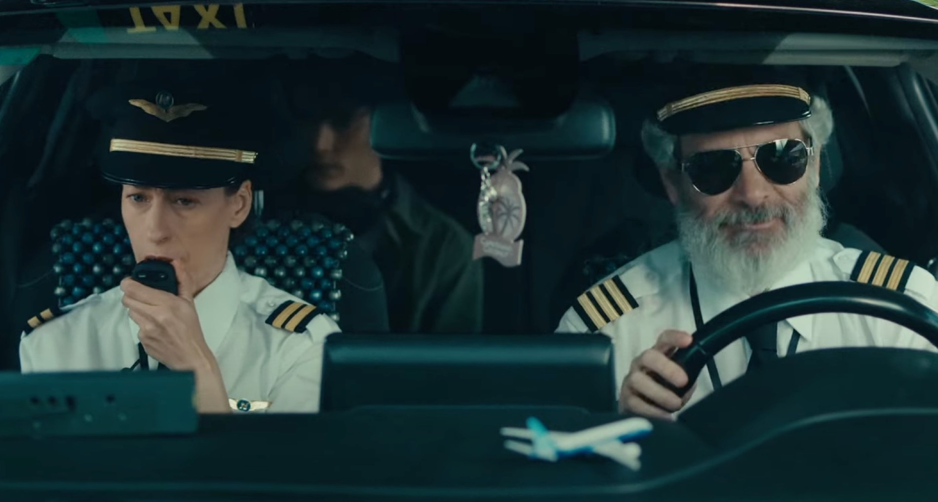 Pilotos de avión conduciendo un coche