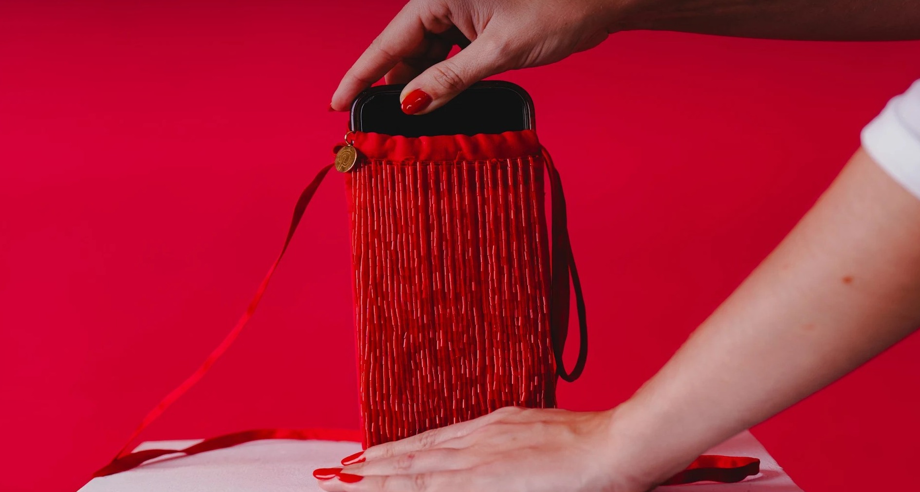 Bolso rojo con móvil dentro