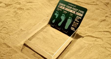 Una caja en la arena de la playa para colocar el pie y analizar la pisada